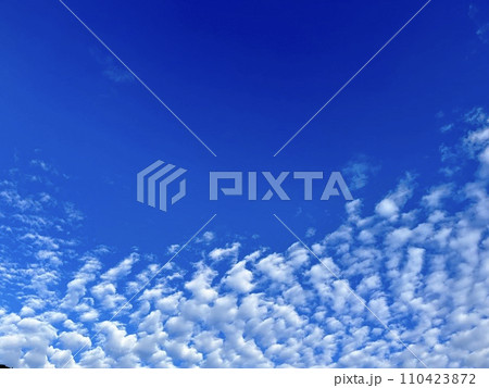 青空に浮かぶ雲 青空に浮かぶ雲 110423872