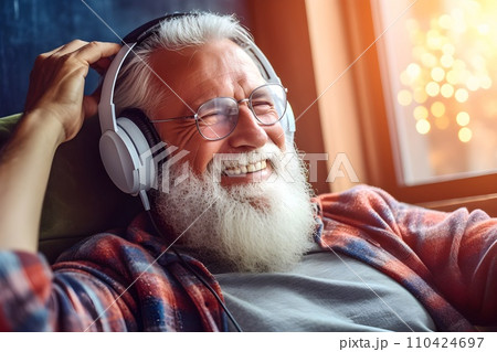ヘッドフォンで音楽を聴くおじいちゃん3　AI生成画像 110424697