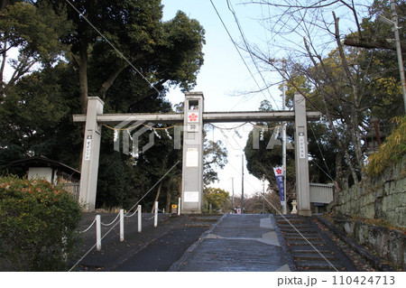 初詣を迎える神楽所大阪高槻上宮天満宮 110424713