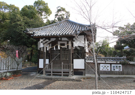 初詣を迎える神楽所大阪高槻上宮天満宮 初詣を迎える神楽所大阪高槻上宮天満宮 110424717