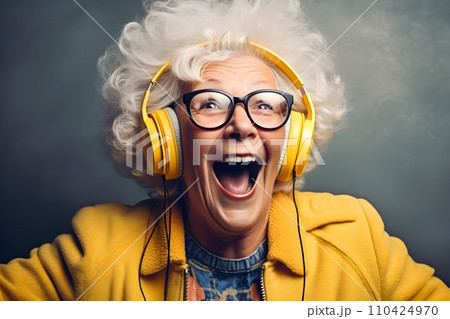 ヘッドフォンで音楽を聴くおばあちゃん8　AI生成画像 110424970