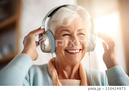 ヘッドフォンで音楽を聴くおばあちゃん10　AI生成画像 110424973