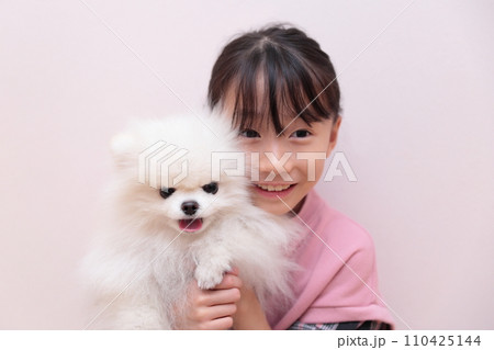 愛犬ポメラニアンと遊ぶ女の子 愛犬ポメラニアンと遊ぶ女の子 110425144
