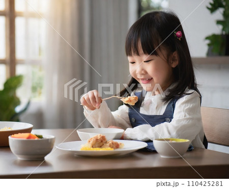 ご飯をたべる子供 110425281