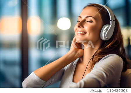 ヘッドフォンで音楽を聴く女性1　AI生成画像 110425308