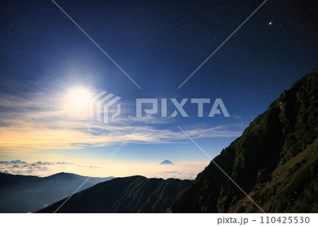 南アルプスの北岳から眺めた富士山と星空 南アルプスの北岳から眺めた富士山と星空 110425530