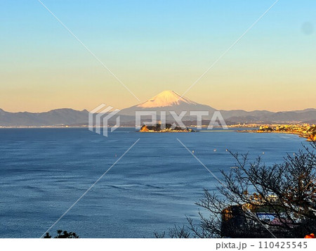 早朝の富士山と江ノ島 110425545