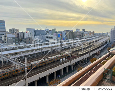 夕景の浜松駅と列車 110425553