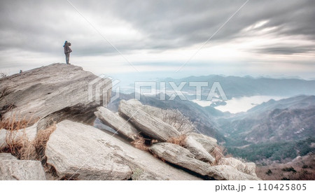 山頂に立つ人影 110425805