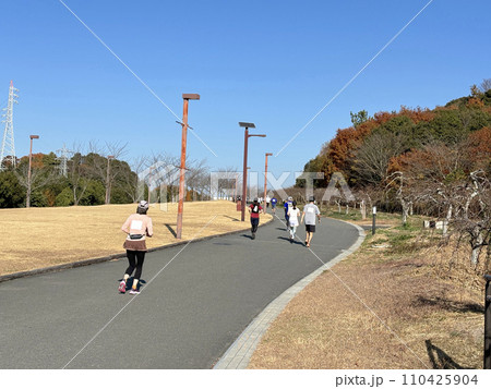 静岡県小笠山総合運動公園を走るランナー 110425904