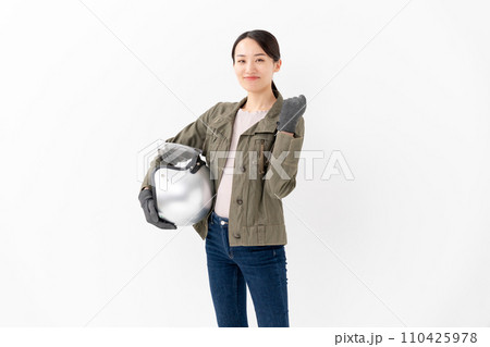 ヘルメットを抱えてガッツポーズする女性 110425978
