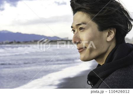 冬の海を眺める男性 冬の海を眺める男性 110426012