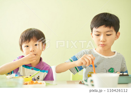 並んでランチを食べる2人の男の子 110426112