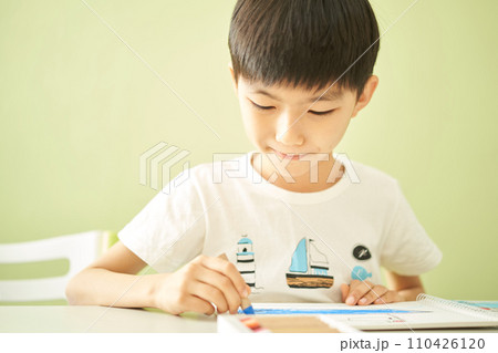 お絵かきを楽しむ幼い男の子 お絵かきを楽しむ幼い男の子 110426120