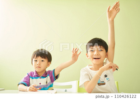 手を挙げる2人の幼い男の子 手を挙げる2人の幼い男の子 110426122