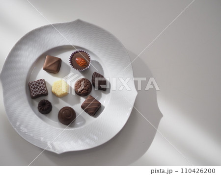 皿に並べた一粒チョコ（右余白） 110426200