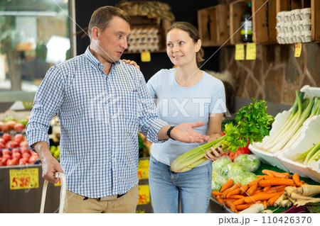 Couple made beeline for fresh produce section, pick bunch greenery celery for morning smoothies 110426370