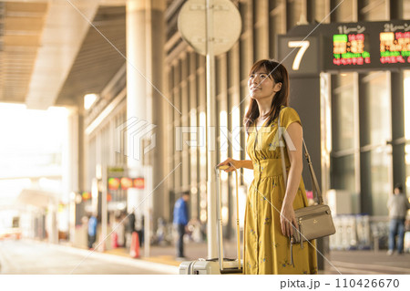 空港 到着 バス停 女性 空港 到着 バス停 女性 110426670