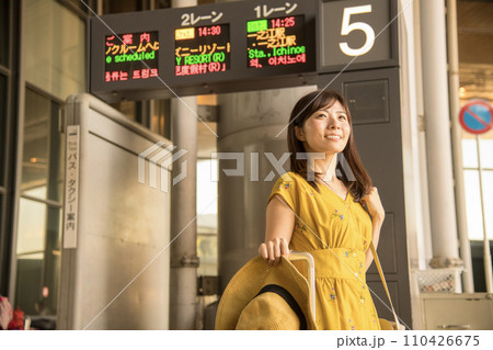 空港　到着　バス停　女性 110426675