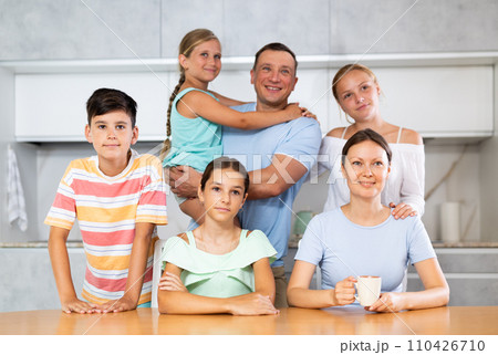 Big family portrait 110426710