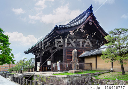 東寺の南大門 110426777