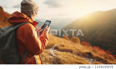 スマホで写真を撮る旅行者・バックパッカー 110426959