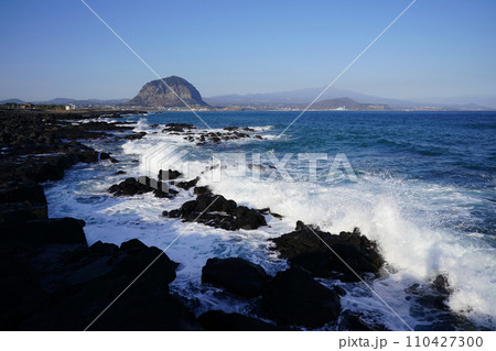 waves breaking on the rocks 110427300