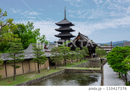 東寺の外堀と五重塔と南大門 110427376