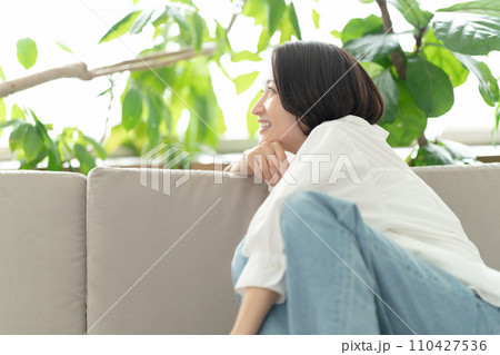 ソファでリラックスする女性 110427536