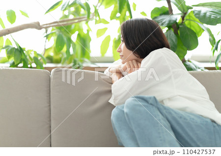 ソファでリラックスする女性 110427537