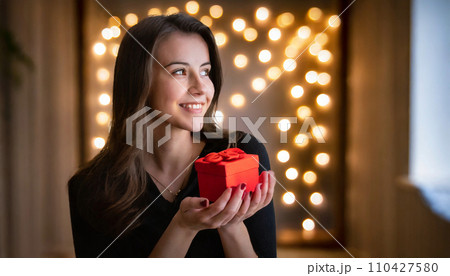 赤い小箱を両手で抱えた、嬉しそうな表情の女性のAI画像 110427580