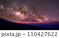 天の川銀河と富士山 110427622