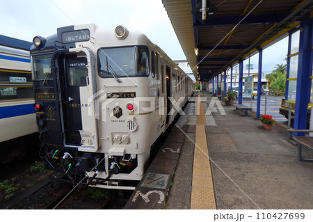 指宿駅に停車中の観光特急 指宿のたまて箱と枕崎行き普通列車 指宿駅に停車中の観光特急 指宿のたまて箱と枕崎行き普通列車 110427699