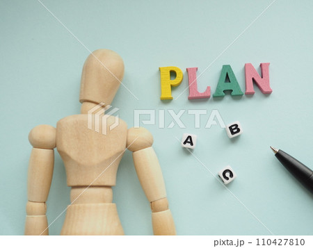 プランAかBかc選ぶ、選択肢3つ マネキンが悩む 比較する プランAかBかc選ぶ、選択肢3つ マネキンが悩む 比較する 110427810