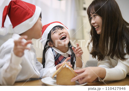 ヘクセンハウスを作る親子 110427946