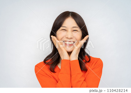 ミドル女性　きれいなミドル女性　奥様 110428214