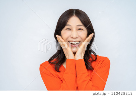 ミドル女性　きれいなミドル女性　奥様 110428215