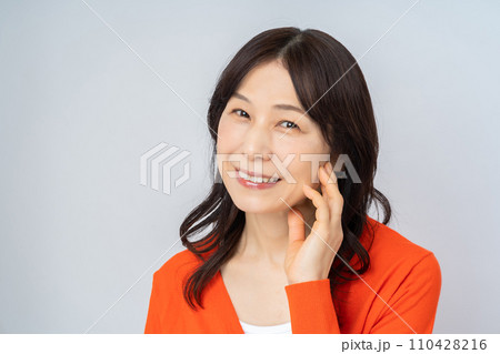 肌を気にするミドル女性　きれいなミドル女性　奥様 110428216