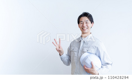 作業服の男性 作業服の男性 110428294