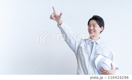 作業服の男性 110428296