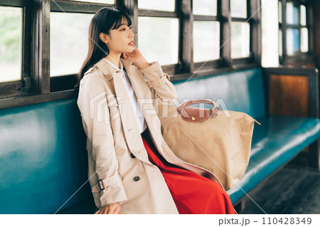 レトロな電車で旅をする女性 レトロな電車で旅をする女性 110428349