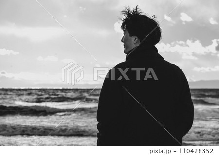 海と男性　冬景色 110428352