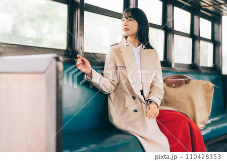 レトロな電車で旅をする女性 レトロな電車で旅をする女性 110428353