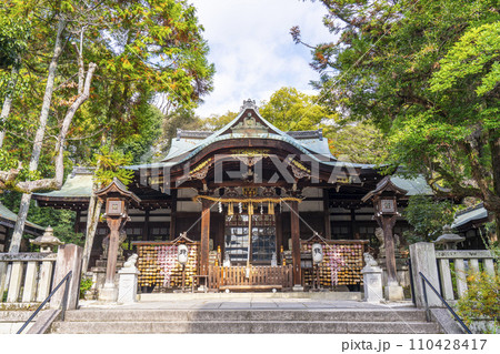 京都　岡崎神社　拝殿 110428417