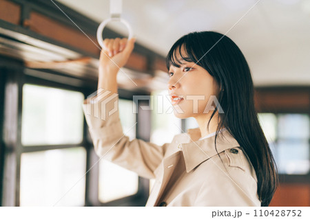 電車で吊り革を持つ女性 電車で吊り革を持つ女性 110428752