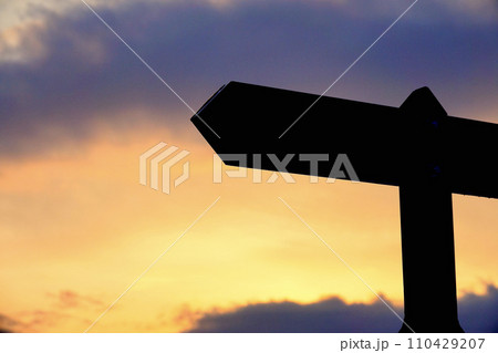シルエットになった道案内の標識 110429207