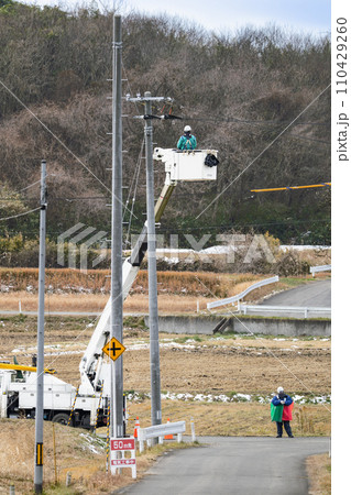 屋外電気工事　送配電電線工事作業 110429260