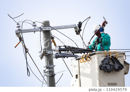 電気工事　送配電電線工事　高所作業工事中 110429579
