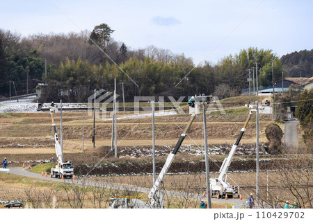 屋外電気工事 送配電電線工事作業 工事中 屋外電気工事 送配電電線工事作業 工事中 110429702