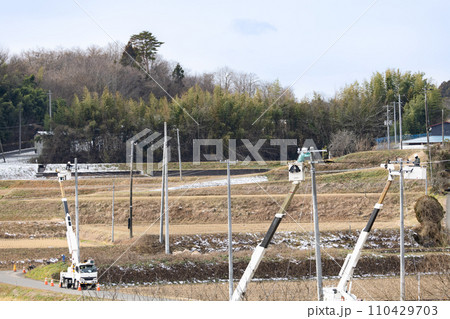 屋外電気工事　送配電電線工事作業　工事中 110429703